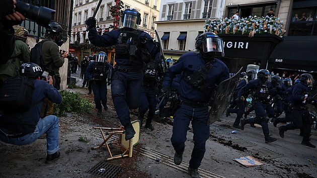 Studenti st�edních �kol ve Francii se st�etli s policií v rámci protest� proti...