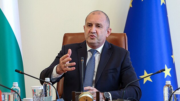 Bulharský premiér Rumen Radev hovo�í k médiím po incidentu v bulharské...