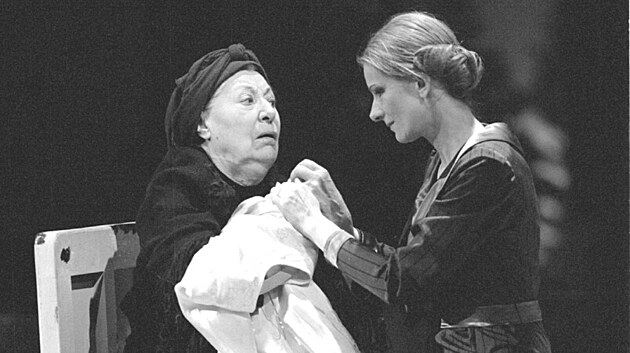 �t�p�nka Rano�ov� jako ch�va Anfisa (vlevo) a Anna C�nov� v roli Olgy v inscenaci T�i sestry podle stejnojmenn� hry Antona Pavlovi�e �echova.