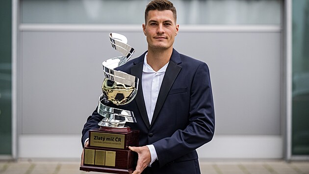 Patrik Schick pózuje s trofejí pro nejlepšího českého fotbalistu za ročník...
