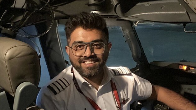 Druhý pilot ho pobodal ho v kokpitu, přesto otevřel dveře. Pilota oslavují jako hrdinu