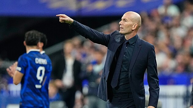 Francouzský trenér Zinédine Zidane b�hem zápasu s Belgií.