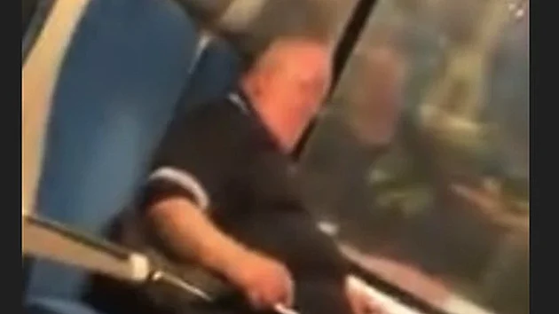 Seděl naproti oběti a hladil si přirození. Pražská policie patrá po muži z vlaku
