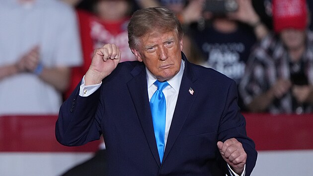 Americký prezident Donald Trump b�hem p�edvolebního shromá�d�ní v Pinnacle Bank...