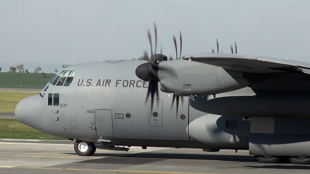 Vojenské Herculesy c130 trénovaly p�istání v Praze