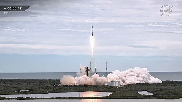 Odlet pilotovan� lodi Crew Dragon na raketov�m nosi�i Falcon 9 k ISS p�i misi Crew-13