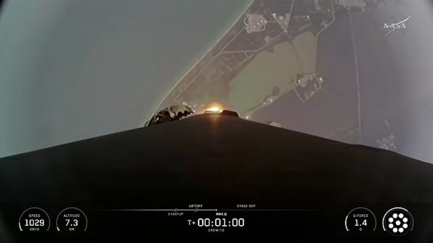 Pohled z nosi�e Falcon 9 na floridsk� mys Canaveral p�i misi Crew-13