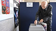 V centru Zl�­na lid�© Ä�ekali před otevřen�­m volebn�­ m�­stnosti