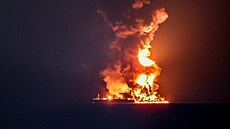 Ho�ící ropný tanker nedaleko ruského �ernomo�ského letoviska So�i (5. �íjna...