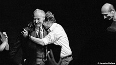 Slavná fotka z Laterny Magiky. Václav Havel pod dojmem zprávy o rezignaci...