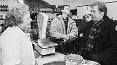 Václav Havel v malém obchod� v Kadani b�hem náv�t�vy Severo�eského kraje (12....