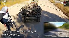 Vojenský robot se zasekl na silnici, vysvobodila ho bábu�ka na kole