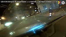 Opilý a zdrogovaný �idi� skútru p�i pronásledování policií ztratil spolujezdkyni