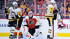 Jevgenij Malkin z Pittsburgh Penguins (71) se raduje, �e p�ekonal branká�e Dana...