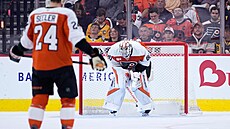 Gólman Dan Vlada� z Philadelphia Flyers b�hem utkání s Pittsburgh Penguins.