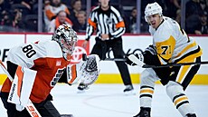 Gólman Dan Vlada� z Philadelphia Flyers zasahuje b�hem utkání s Pittsburgh...