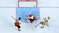 Dan Vlada� z Philadelphia Flyers inkasuje b�hem utkání s Pittsburgh Penguins.