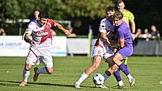 Ond�ej Stracho� a Jakub Lecké�i ze Vsetína se sna�í udr�et mí� p�ed �imonem...