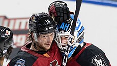 Ryan McGregor z Tucson Roadrunners gratuluje branká�i Jaxsonu Stauberovi.