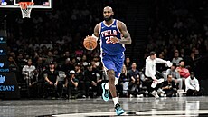Americký basketbalista LeBron James dribluje v p�ípravném zápase NBA s...