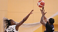 Xavier Johnson z USK Praha st�ílí p�es Damona Edwarda Nicholase z Plzn�.
