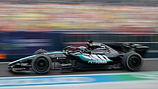 Britský závodník Mercedesu George Russel v tréninku na Velkou cenu Singapuru.