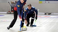 Skip �eského národního týmu curler� Luká� Klíma sleduje spoluhrá�e Luká�e Klípu.