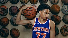 Jack Kayil pózuje v dresu New York Knicks.