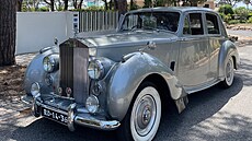 �idi� u� na nás �eká a otevírá dve�e elegantního modelu Silver Dawn z roku 1954.