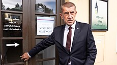 V �esku za�aly komunální a senátní volby. Premiér Andrej Babi� (ANO) p�ichází v...