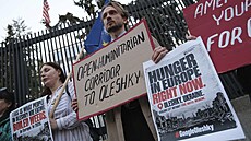 �Pol�tí� Ukrajinci�. Ukrajinci �ijící v Polsku demonstrují p�ed americkou...