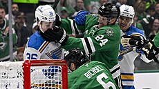Adam Ji�í�ek ze St. Louis p�i debutu v NHL v poty�ce s Roopem Hintzem z Dallasu.