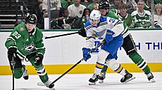 Adam Ji�í�ek ze St. Louis p�i debutu v NHL proti Dallasu.