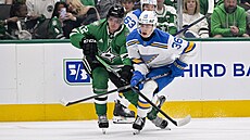 Adam Ji�í�ek ze St. Louis p�i debutu v NHL �elí tlaku od Radka Faksy z Dallasu.