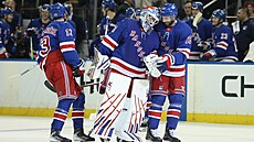 Hrá�i New York Rangers slaví gól branká�e Igora �es�orkina.