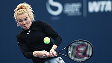 Kate�ina Siniaková odehrává mí�ek v zápase s Elinou Svitolinovou.