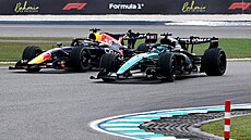 Max Verstappen bojuje s Georgem Russellem ve Velké cen� Bahrajnu v Malajsii.