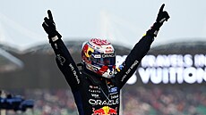Max Verstappen slaví výhru ve Velké cen� Bahrajnu v Malajsii.