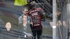 Ji�í Seká� ze Sparty opou�tí zápas proti �eským Bud�jovicím po faulu na Michal...