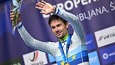 Slovinský cyklista Primo� Rogli� slaví titul mistra Evropy v �asovce.