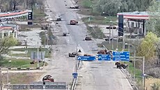 Snímek z dronového videa zachycuje zni�ená vozidla na ulici v Ole�kách v Ruskem...