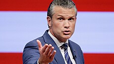 Americký ministr obrany Pete Hegseth proná�í projev o stavu amerických...