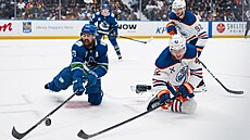 Hokejový obránce Filip Hronek v zápase s Edmontonem.