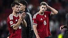 Trojice �eských fotbalist� (zleva Luká� Ambros, Martin Vitík a Roman Macek) p�i...
