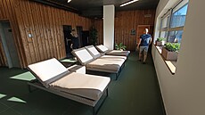 Odpo�inková zóna s lehátky pro neru�enou relaxaci mezi saunovacími cykly....