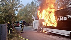 Hasi�i z Chodova vyjeli k po�áru autobusu v ulici Bla�imská. (8. �íjna 2026)