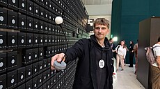 Spoluautor Max Koreis ze studia dvojtakt pózuje se sestavenou lampi�kou.