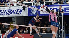 Momentka z volejbalového derby mezi hrá�kami Prost�jova a P�erova.