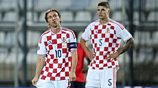 Chorvatský kapitán Luka Modri� a jeho spoluhrá� Luka Vu�kovi� po t�etím...