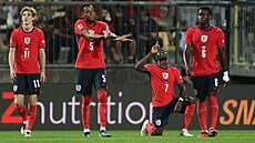 Anglický k�ídelník Bukayo Saka slaví se spoluhrá�i �estý gól do sít� Chorvatska.